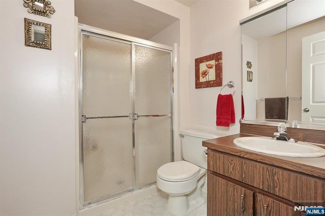 16 Sandburg Court, Mahwah, NJ 07430