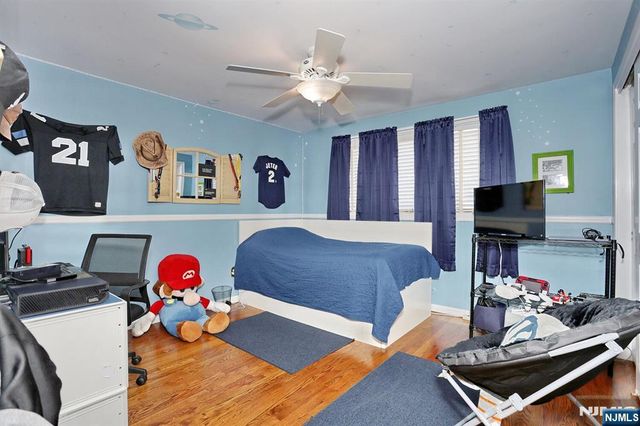 16 Sandburg Court, Mahwah, NJ 07430