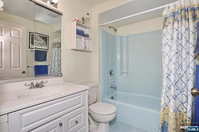 16 Sandburg Court, Mahwah, NJ 07430