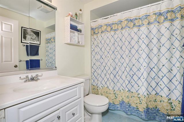 16 Sandburg Court, Mahwah, NJ 07430