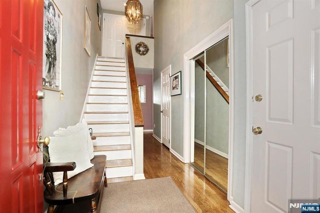 16 Sandburg Court, Mahwah, NJ 07430