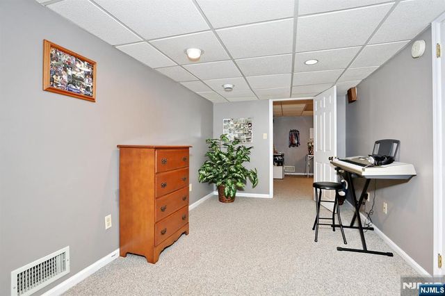 16 Sandburg Court, Mahwah, NJ 07430