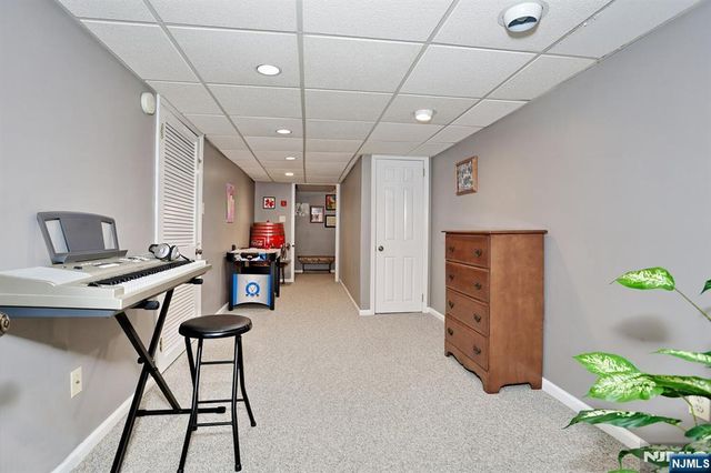 16 Sandburg Court, Mahwah, NJ 07430