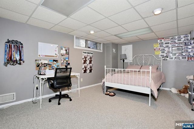 16 Sandburg Court, Mahwah, NJ 07430