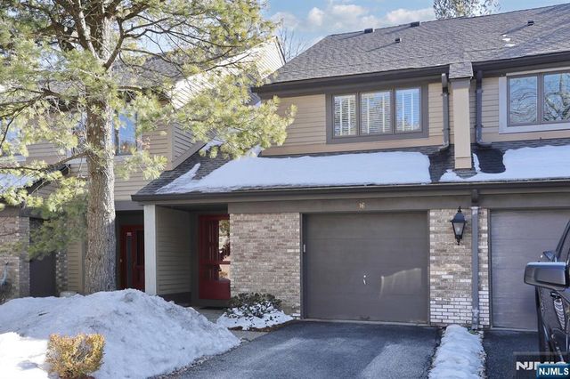 16 Sandburg Court, Mahwah, NJ 07430