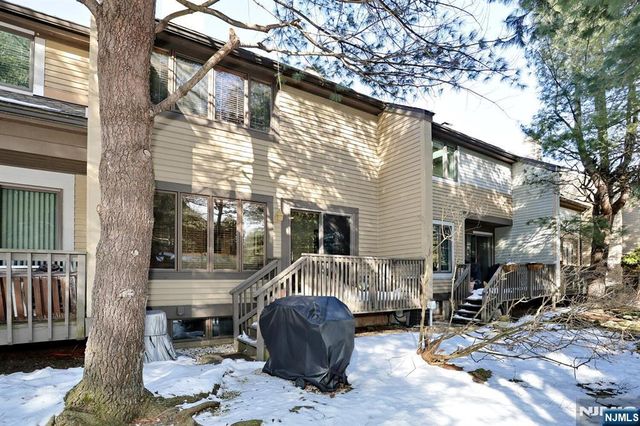 16 Sandburg Court, Mahwah, NJ 07430