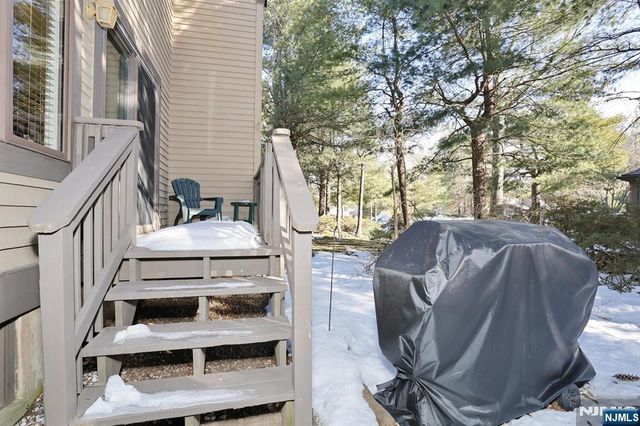 16 Sandburg Court, Mahwah, NJ 07430