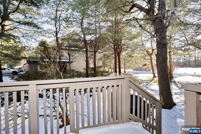 16 Sandburg Court, Mahwah, NJ 07430