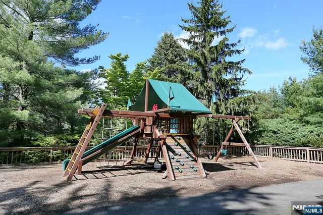 16 Sandburg Court, Mahwah, NJ 07430