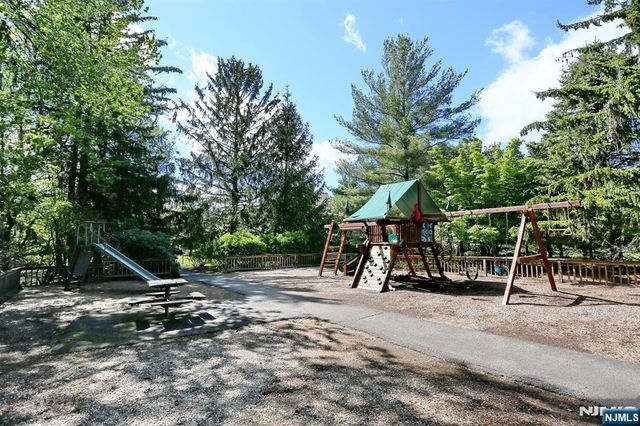 16 Sandburg Court, Mahwah, NJ 07430