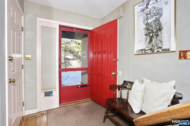 16 Sandburg Court, Mahwah, NJ 07430