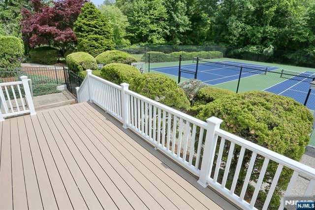 16 Sandburg Court, Mahwah, NJ 07430