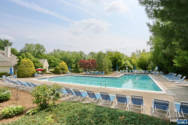 16 Sandburg Court, Mahwah, NJ 07430