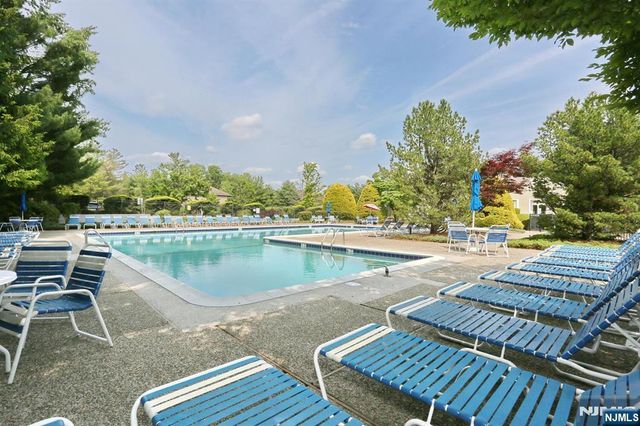 16 Sandburg Court, Mahwah, NJ 07430