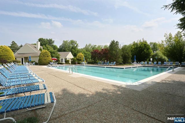 16 Sandburg Court, Mahwah, NJ 07430