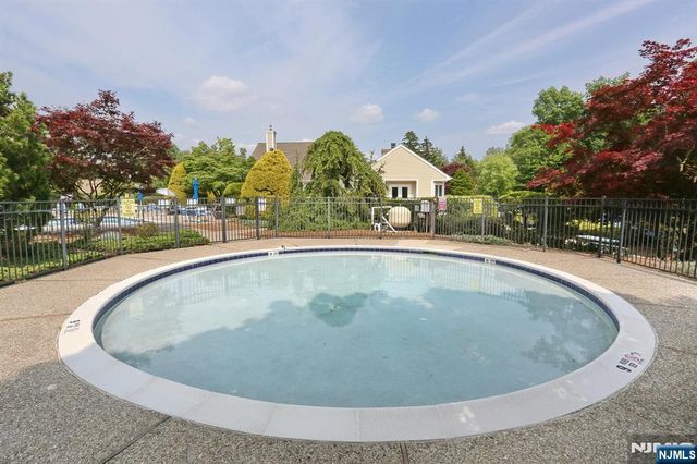 16 Sandburg Court, Mahwah, NJ 07430