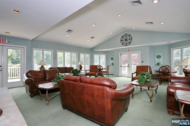 16 Sandburg Court, Mahwah, NJ 07430