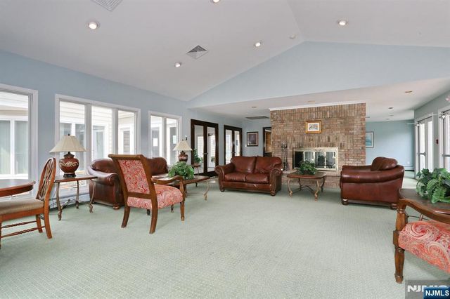 16 Sandburg Court, Mahwah, NJ 07430