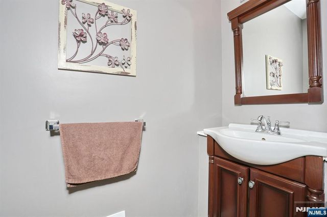 16 Sandburg Court, Mahwah, NJ 07430