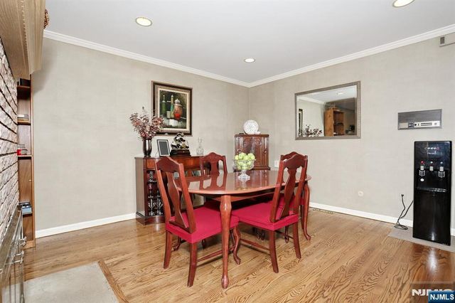 16 Sandburg Court, Mahwah, NJ 07430