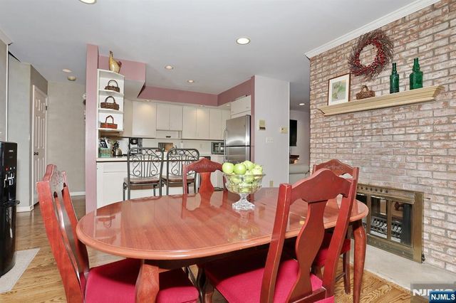 16 Sandburg Court, Mahwah, NJ 07430