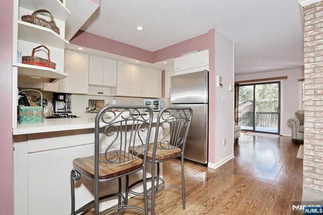 16 Sandburg Court, Mahwah, NJ 07430