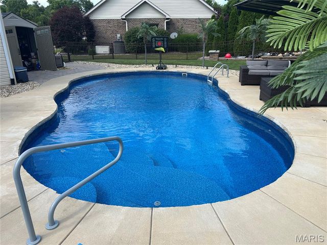 4607 Valleydale Road, Godfrey, IL 62035
