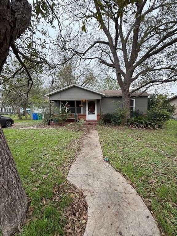 1026 Victoria ST, Taylor, TX 76574