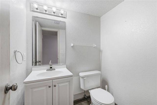 5604 NW Moonlight Meadow Court, Lee's Summit, MO 64064
