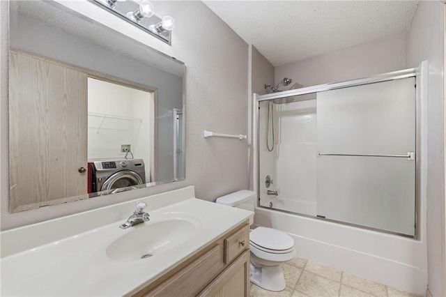 5604 NW Moonlight Meadow Court, Lee's Summit, MO 64064