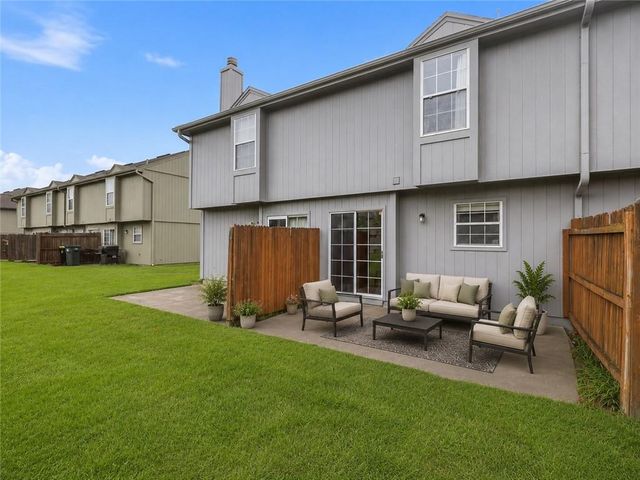 5604 NW Moonlight Meadow Court, Lee's Summit, MO 64064
