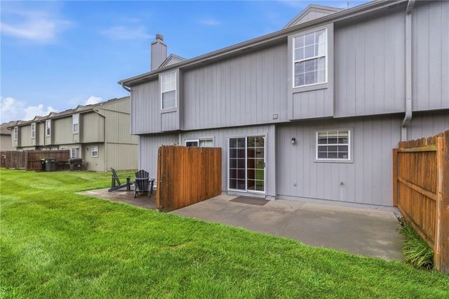 5604 NW Moonlight Meadow Court, Lee's Summit, MO 64064