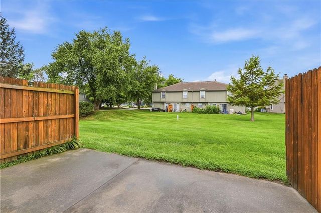 5604 NW Moonlight Meadow Court, Lee's Summit, MO 64064