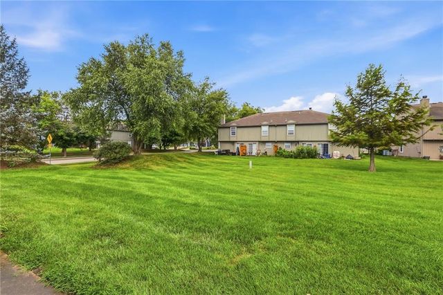 5604 NW Moonlight Meadow Court, Lee's Summit, MO 64064