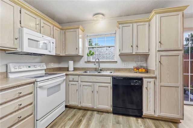 5604 NW Moonlight Meadow Court, Lee's Summit, MO 64064