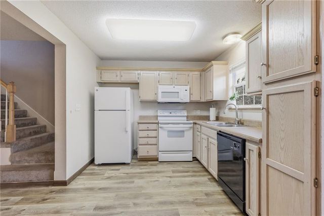 5604 NW Moonlight Meadow Court, Lee's Summit, MO 64064