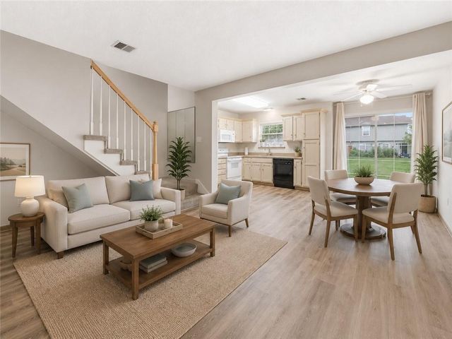 5604 NW Moonlight Meadow Court, Lee's Summit, MO 64064