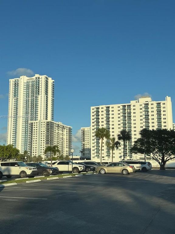 800 Parkview Dr 406, Hallandale Beach, FL 33009