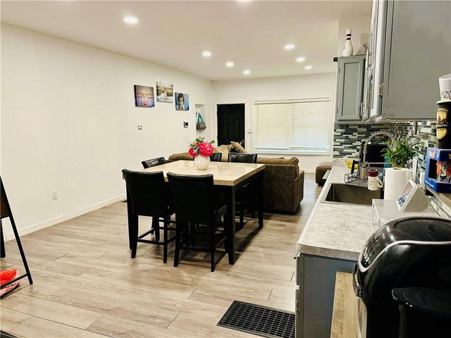 2911 N 6th Street, St Joseph, MO 64505