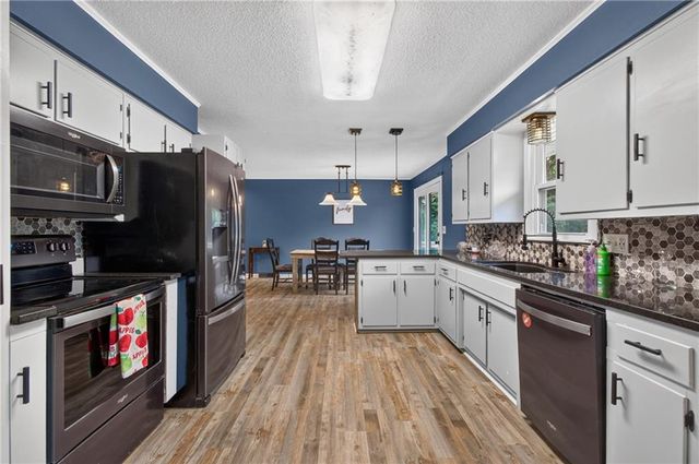 17909 S Hill Top Road, Pleasant Hill, MO 64080