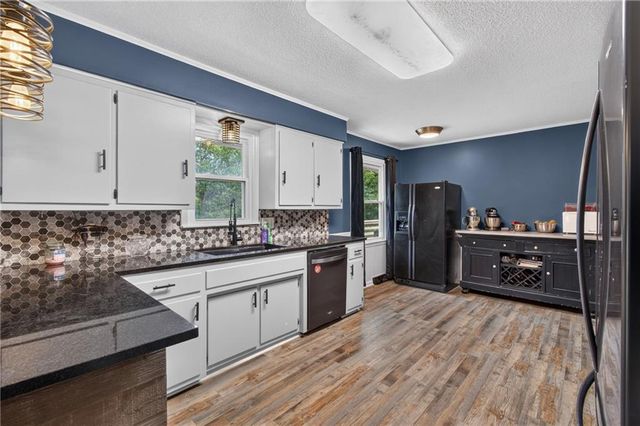 17909 S Hill Top Road, Pleasant Hill, MO 64080
