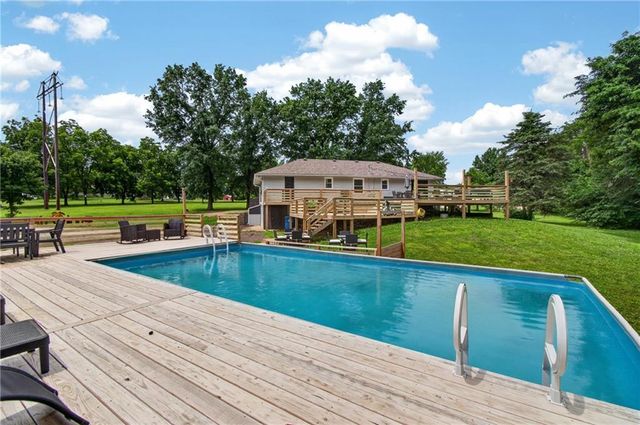 17909 S Hill Top Road, Pleasant Hill, MO 64080