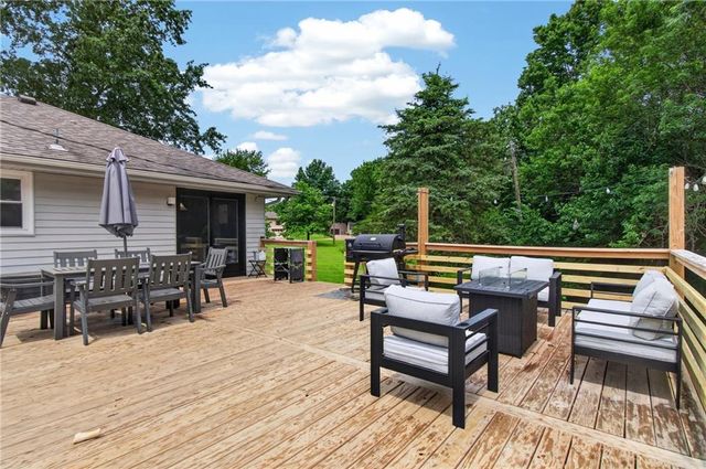 17909 S Hill Top Road, Pleasant Hill, MO 64080