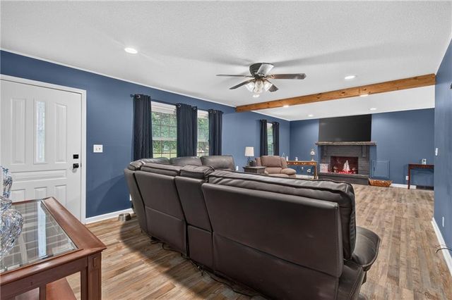 17909 S Hill Top Road, Pleasant Hill, MO 64080