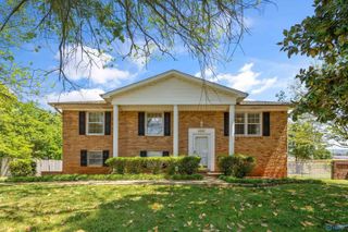 9027 Craigmont Road, Huntsville, AL 35802