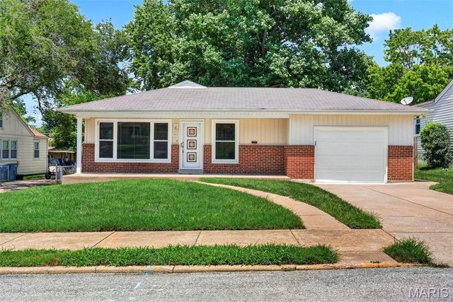 1011 Hawthorn Avenue, St Charles, MO 63301
