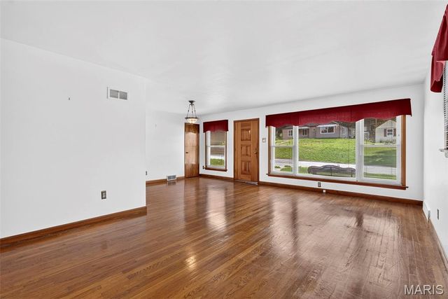 1011 Hawthorn Avenue, St Charles, MO 63301