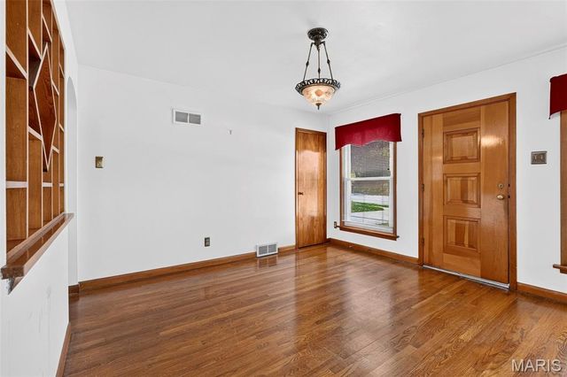 1011 Hawthorn Avenue, St Charles, MO 63301