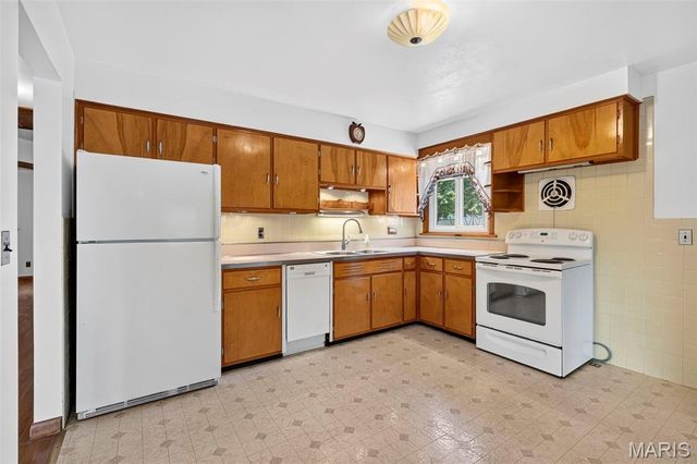 1011 Hawthorn Avenue, St Charles, MO 63301