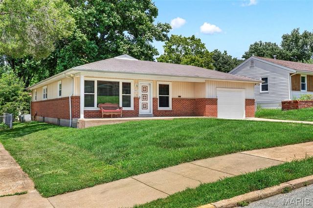 1011 Hawthorn Avenue, St Charles, MO 63301
